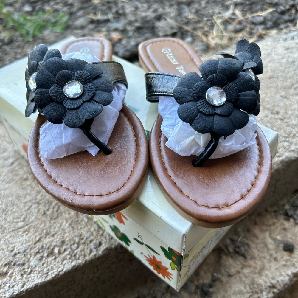 Lucky top little girls, black flower sandals, brand new sizes 9 11, 12 13, 1